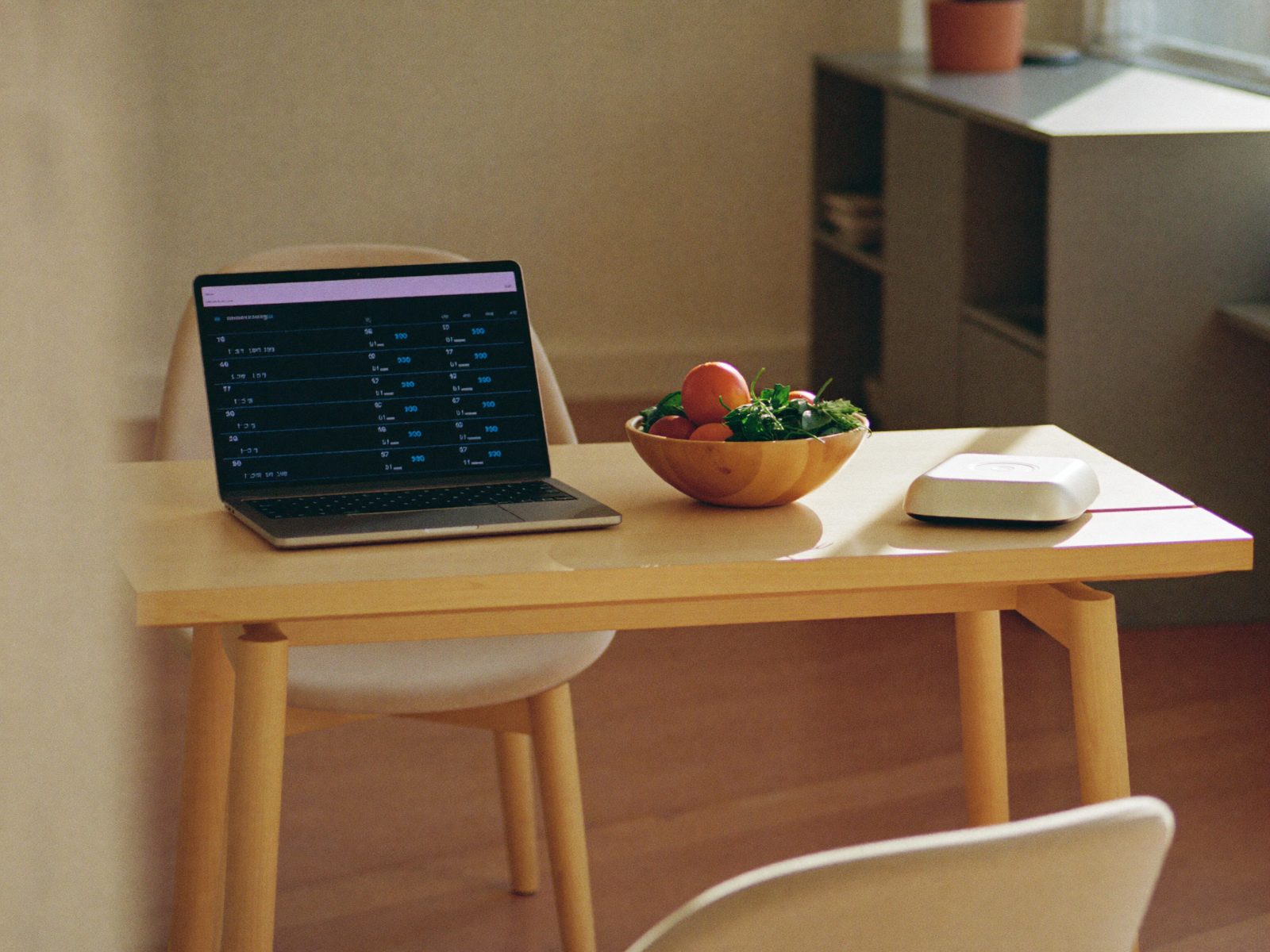 Consulta de nutrición con mesa de madera y báscula de composición corporal