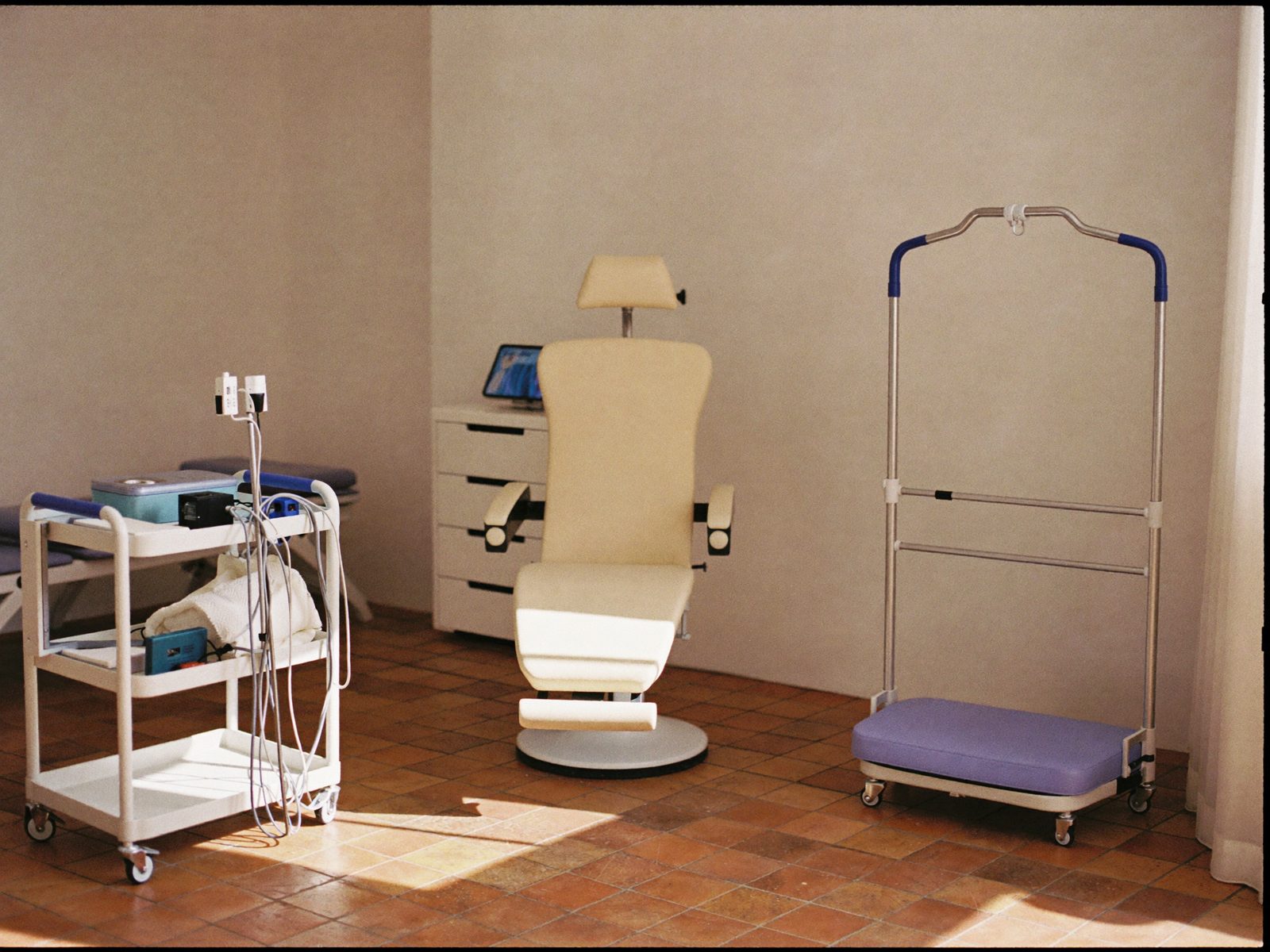 Gabinete de podología con sillón clínico y cinta para el estudio de la pisada