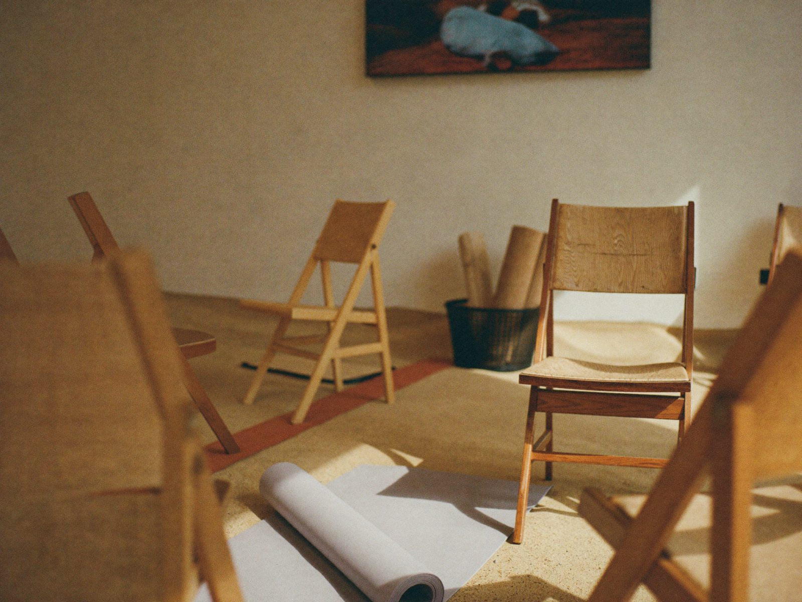 Sala multiusos de talleres con esterillas y sillas en círculo