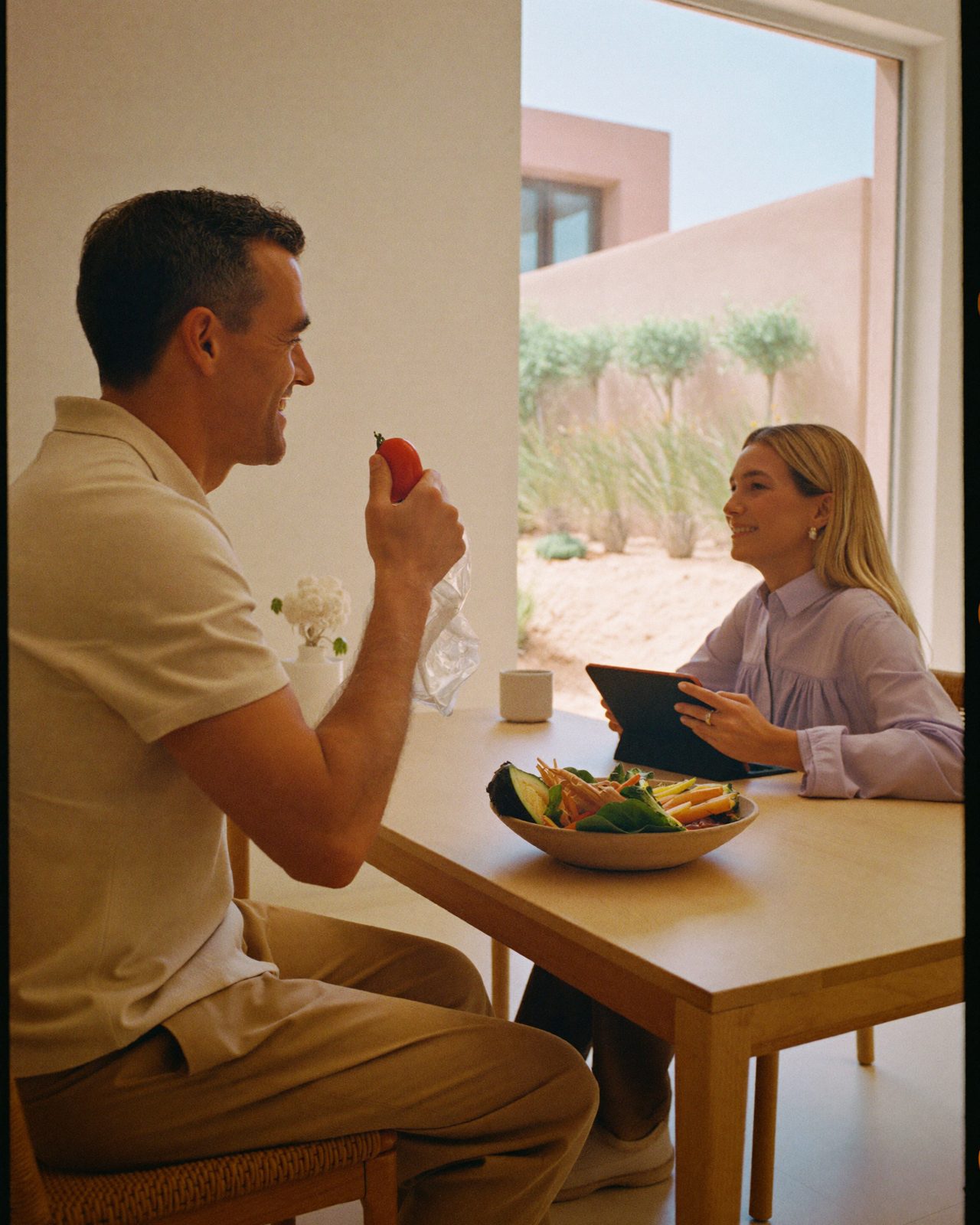 Nutricionista conversando con una paciente en una consulta luminosa