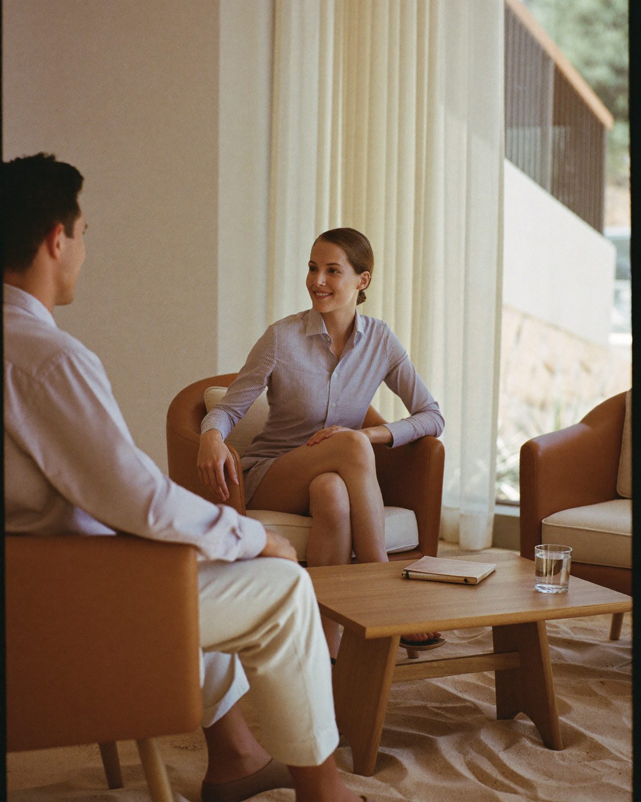 Paciente conversando con un psicólogo en una consulta luminosa